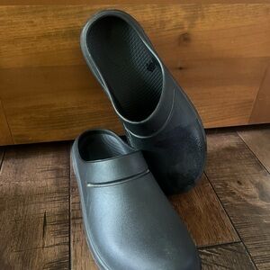 OOFOS Black Slip-On Loafers for Comfort and Style